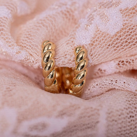 Medium Twist Huggies